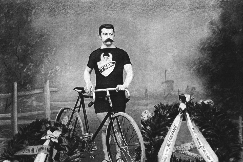 Huldiging na Cordangs wereldrecord 24 uur met gangmaking in het shirt van de Rotterdamse wielerclub Tot Heil Onzer Ribbenkasten, 1897.  