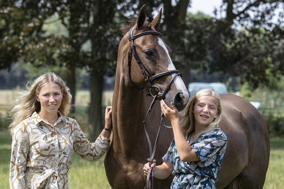 Emma (links) en Alicia Bocken uit Weert: beiden winnaars op het paard Dagma. 