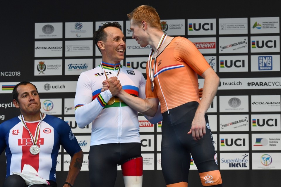 Mitch Valize (in oranje shirt) feliciteert wereldkampioen Tim de Vries. 