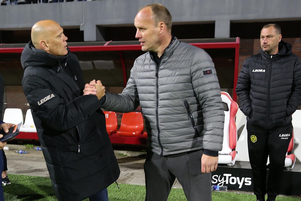 Roda-coach Jurgen Streppel feliciteert collega Dick Lukkien, die al zeker weer dat hij volgend seizoen met FC Emmen in de eredivisie speelt. Roda moet dat in de play-offs zien af te dwingen. 