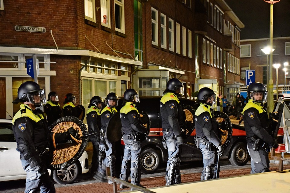 Politie in de wijk Duindorp in Den Haag. Voor de derde avond op rij was het er gisteren onrustig. 