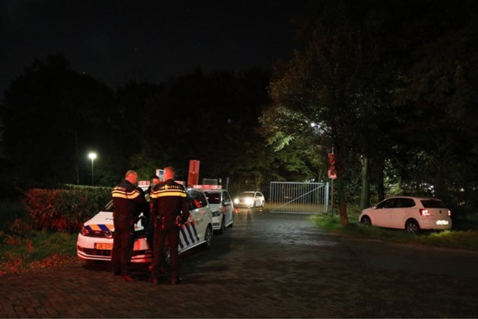 Agenten op de plek van de aanrijding. 