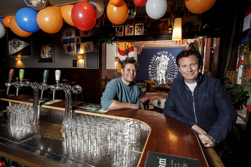 Marnix Adams (links) en Bart Deckers aan de bar in Braam.