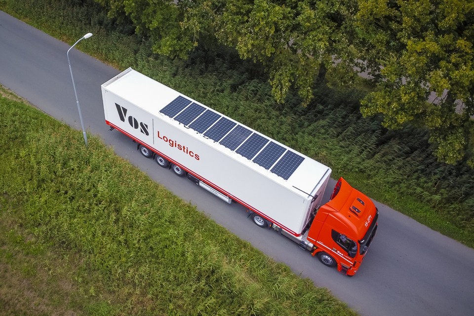 De truck van Vos Logistics uitgerust met het SolarOnTop-systeem van Martijn Ildiz uit Heerlen. 