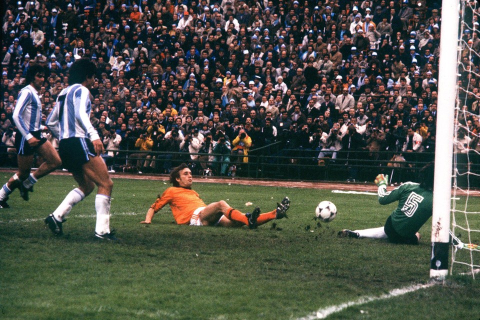 Een moment uit de finale van het WK in 1978, Rob Rensenbrink mist tegen Argentinië. 
