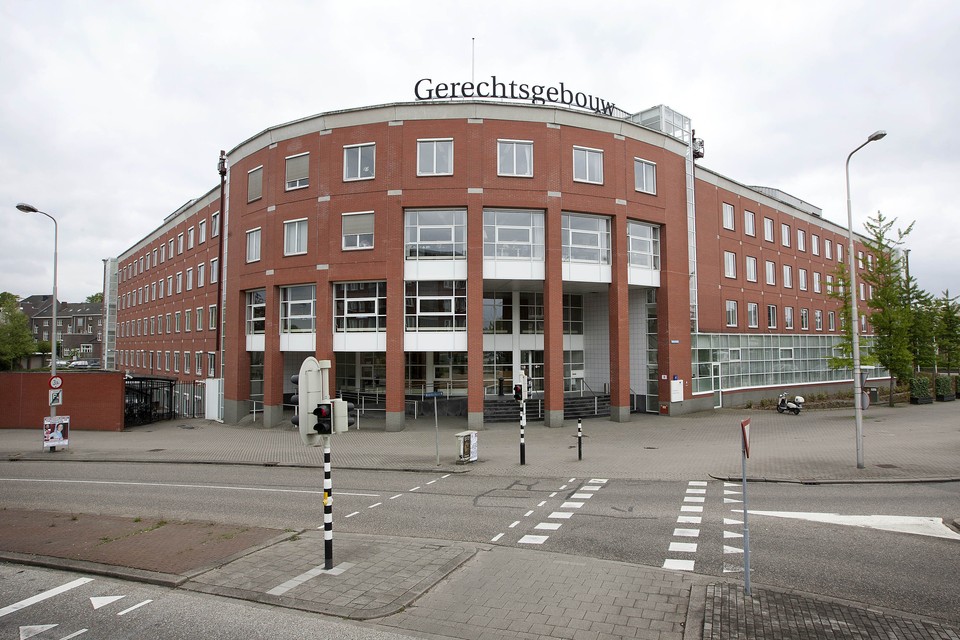 Vijf verdachten staan terecht voor de rechtbank in Roermond wegens poging tot doodslag op dakloze. 