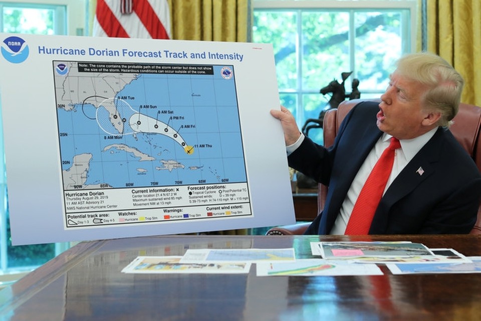 De Amerikaanse president Donald Trump toont een kaart van de originele koers van orkaan Dorian, maar die lijkt uitgebreid met een zwart lijntje om ook Alabama te omvatten. 