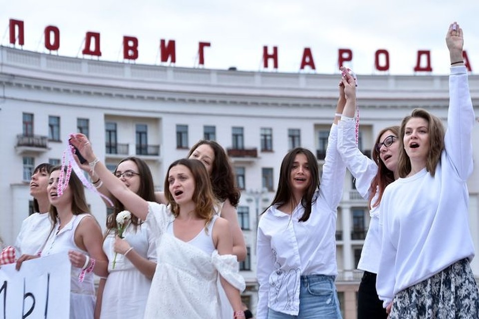 Vrouwen in witte kleding protesteren tegen politiegeweld in de Wit-Russische hoofdstad Minsk. Het is al er al dagen onrustig naar aanleiding van de verkiezingsuitslag. 