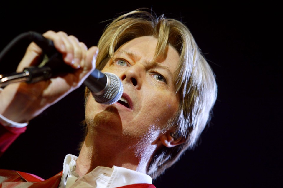 David Bowie tijdens een optreden in Parijs in 2002.