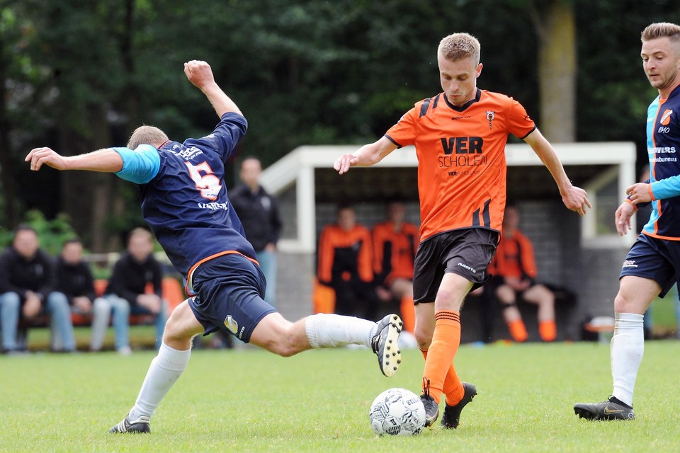 Wittenhorst-speler Joost van Rensch aan de bal. 