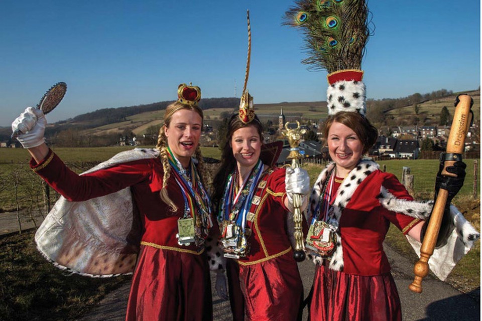 Jonkvrouw Julia, prins Michelle en boer Leanne heersen de komende carnavalsdagen over het rijk van De Öss in Eys. 