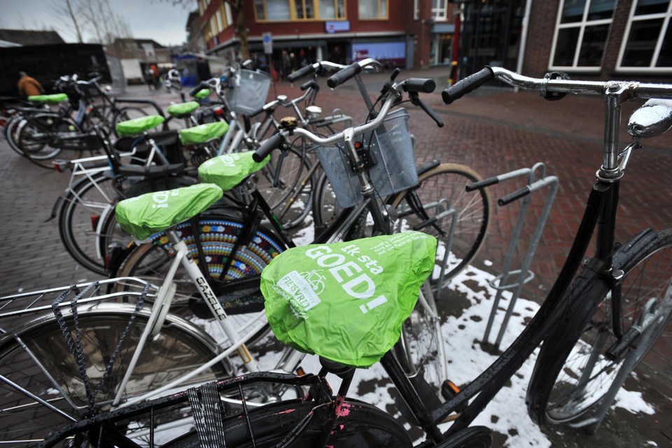 Publiek ‘opvoeden’ om de fiets juist te stallen kan bijvoorbeeld met zadelhoesjes, zoals hier in Venray. 