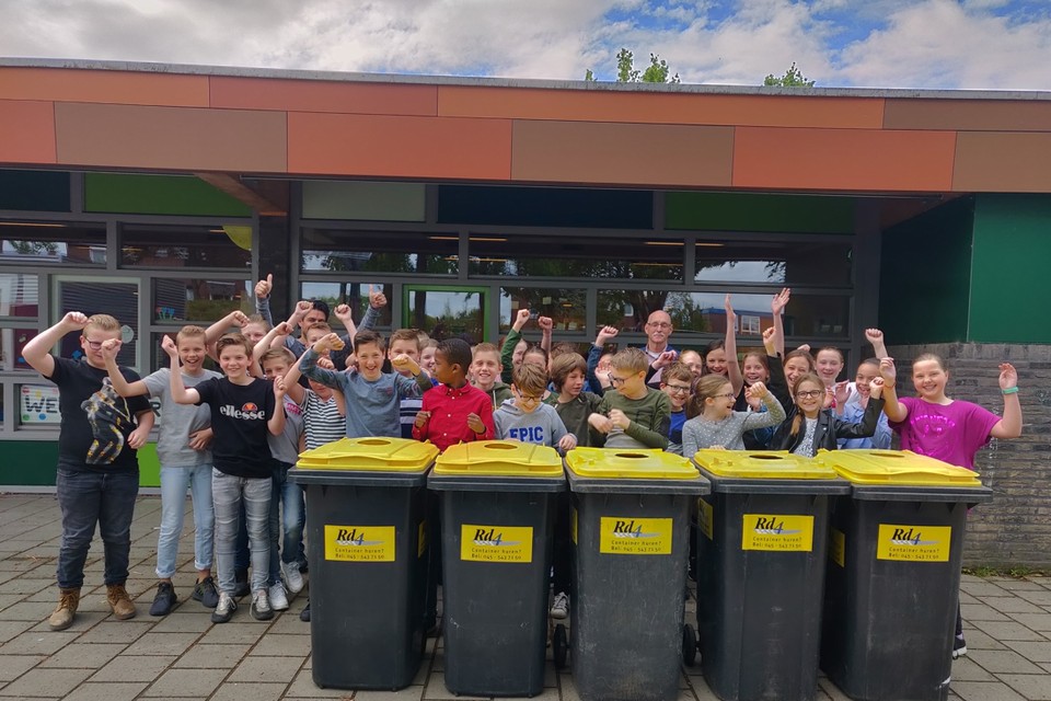 Scholieren zijn klaar voor de start en hopen de containers tot aan de rand te kunnen vullen.