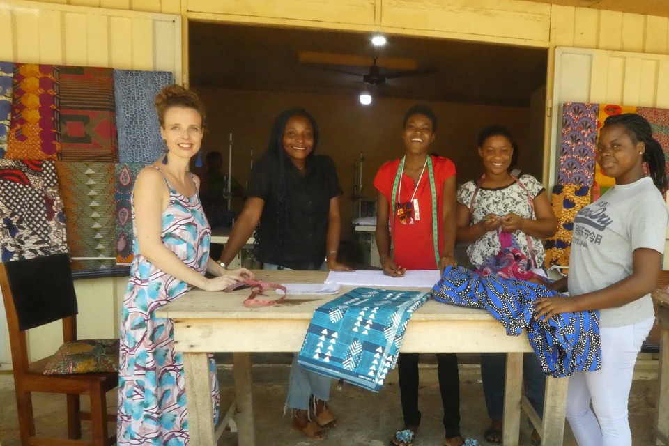 Milou Lommelen (links) uit Geleen aan de slag met medewerkers van haar Ghanese kledingbedrijf. 