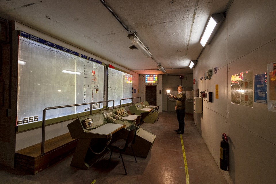 Jos Notermans toont de ‘pilot briefing facility’ uit Brüggen die in de Cannerberg is ondergebracht. 