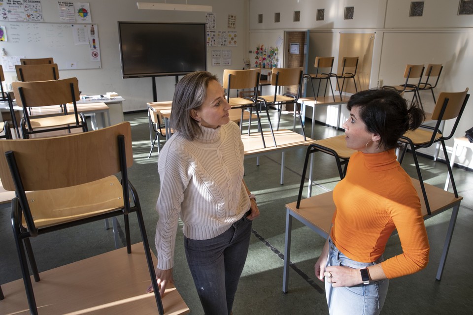 Docenten Martine Jacobs (links) en Janneke Puts in een klaslokaal van de school op azc Cranendonck in Budel. 
