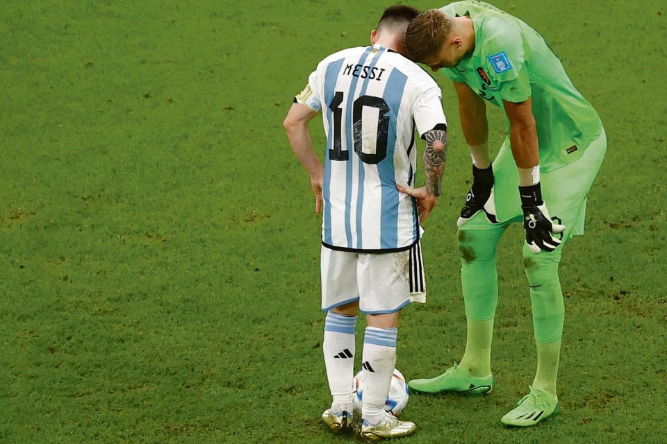Andries Noppert probeert Lionel Messi uit zijn concentratie te halen.