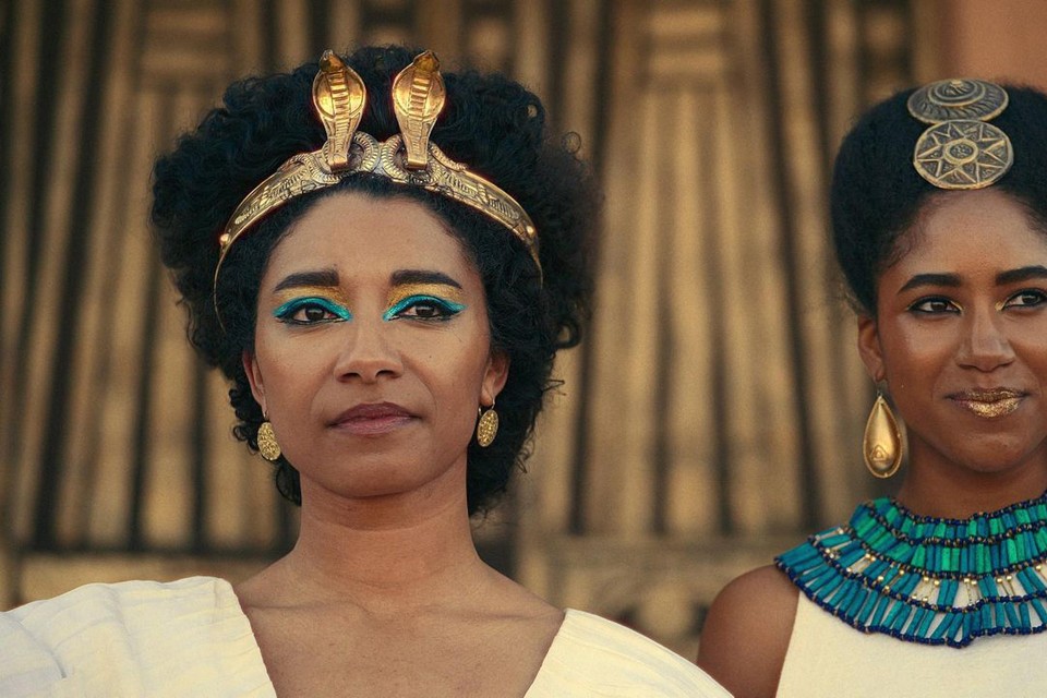 Volgens Adele James, hier als Cleopatra (links), bestaat er niet zoiets als ‘blackwashing’.