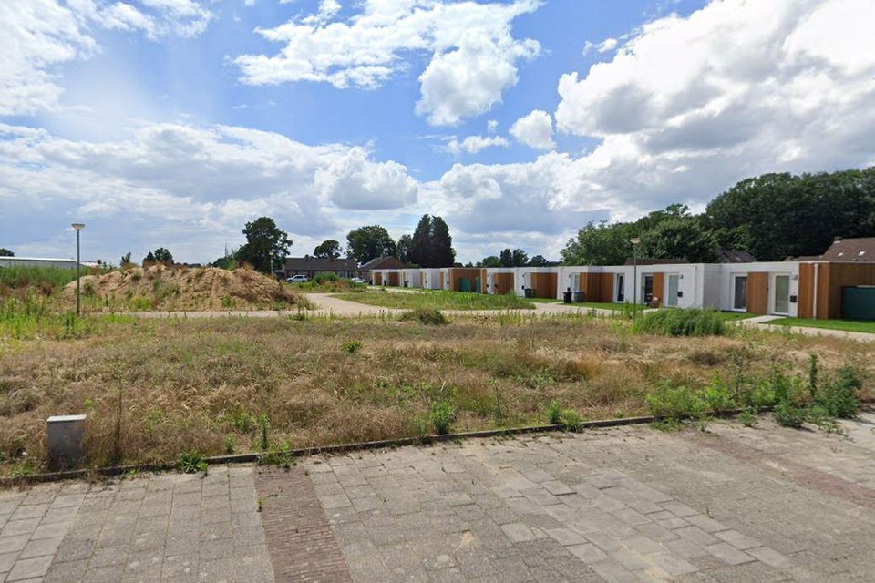 De grond waar woningen moesten wijken voor nieuwbouw aan de Bosweg ligt deels nog steeds braak. 