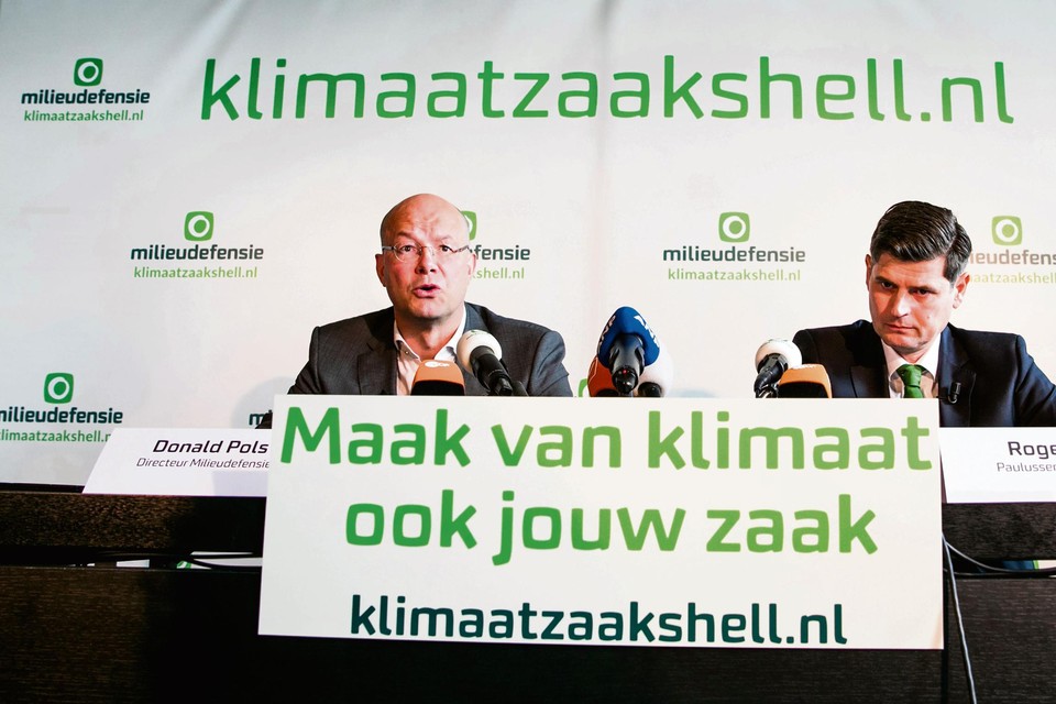 Milieudefensie won in 2021 de klimaatzaak tegen Shell. Rechts advocaat Roger Cox uit Lemiers.