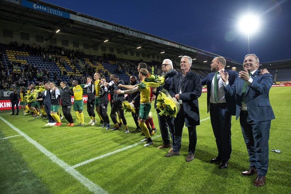 Spelers, trainers en bestuur van Fortuna bedanken de fans. 