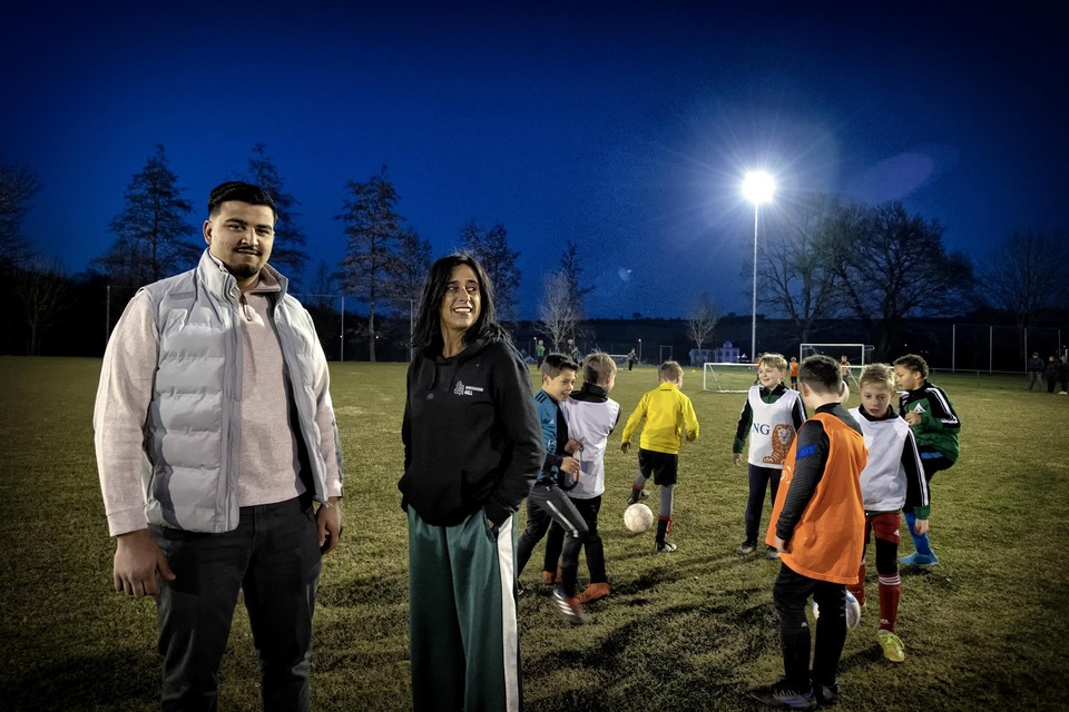 Yusuf Sadeqi en Hannie Pleijers zijn de link tussen de voetbalclub en ouders van verschillende nationaliteiten. 