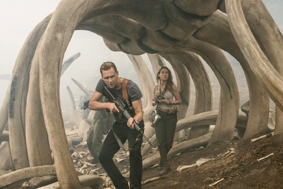Brie Larson en Tom Hiddle­ston op het onherbergzame Skull Island. 