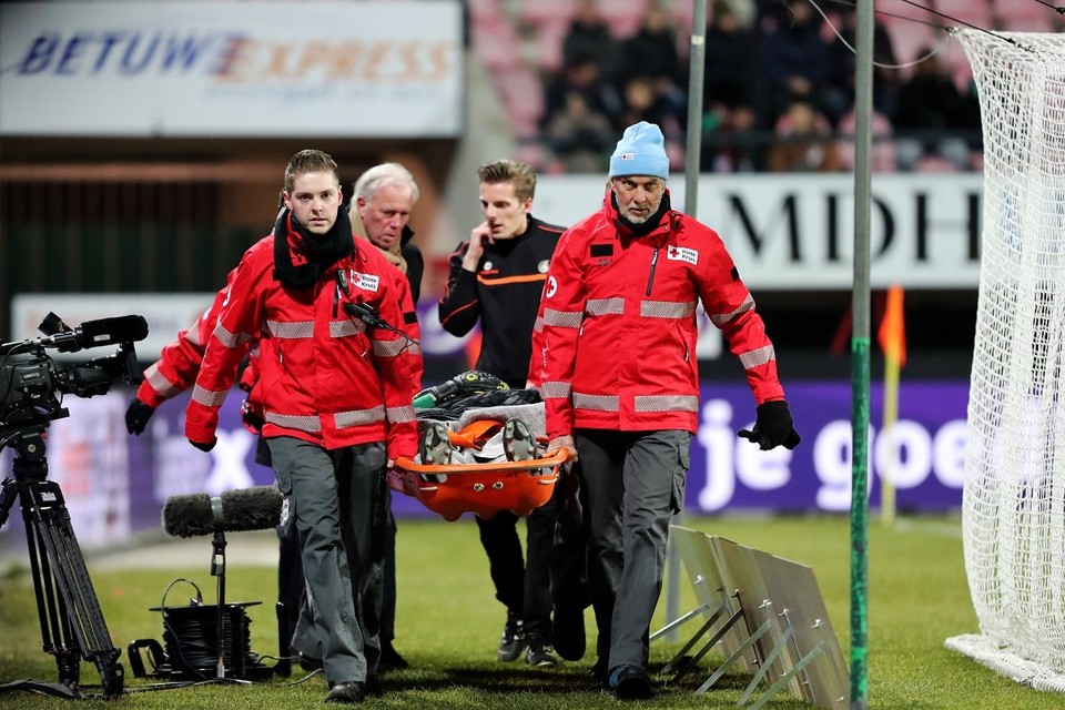 Özer wordt per brancard van het veld gedragen in het duel met NEC afgelopen vrijdag.