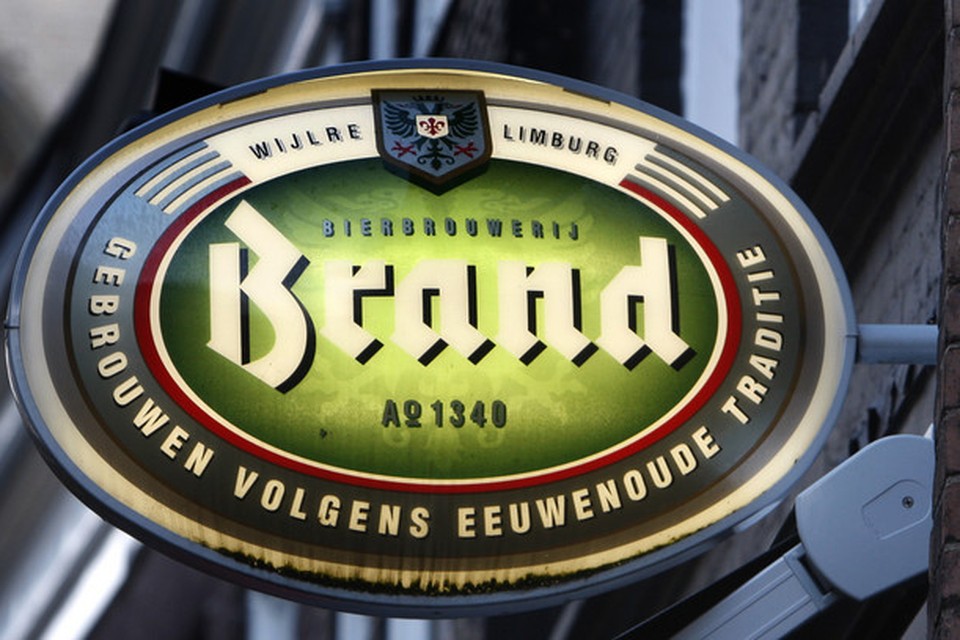 Uithangbord van Brand Bier met daarop: 'Gebrouwen volgens eeuwenoude traditie'