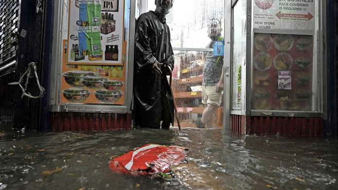 Een dakloze man schuilt in de deuropening van een winkel. 