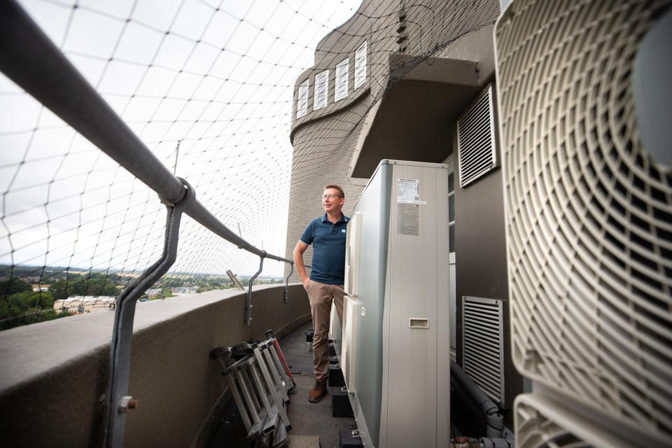 Eigenaar Nico Eurelings bij een van de duurzame installaties van de watertoren in Schimmert. 