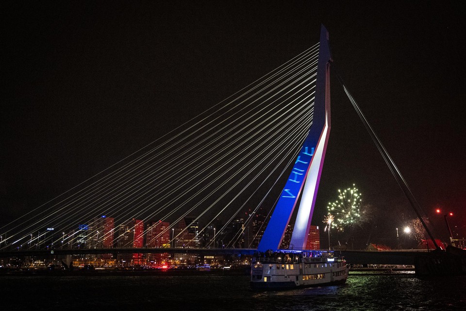 De projectie op de Erasmusbrug in Rotterdam.