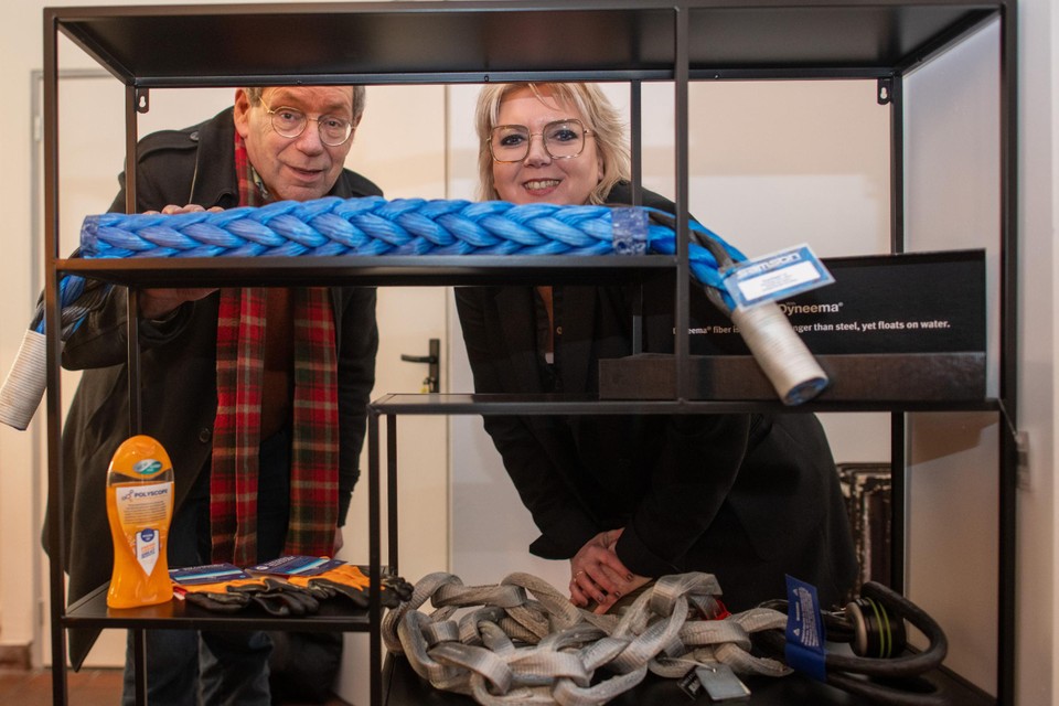 Chemelot-directeur Loek Radix en economiewethouder Yvonne Salvino in het café, waar producten te zien zijn die op Chemelot worden gemaakt.