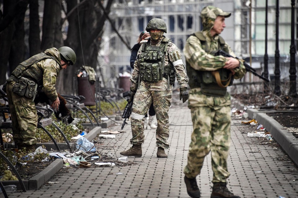 Russische troepen patrouilleren in bezet Marioepol. 