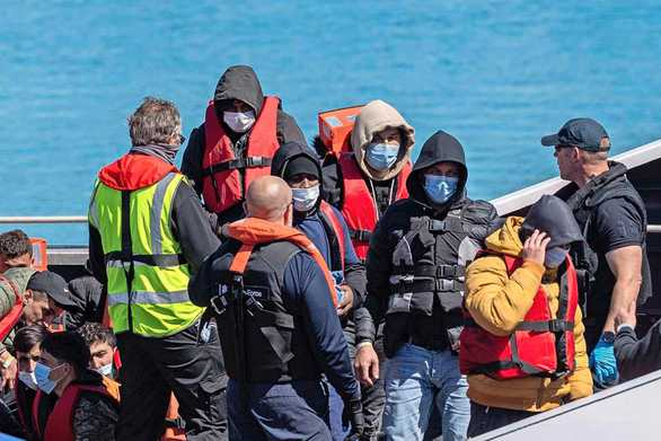 Een groep asielzoekers wordt in Dover aan land gebracht. 