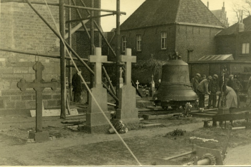 <P>Venray, 16/20 oktober 1942. Vanaf medio 1942 vindt er op last van de Duitse bezetter een grootschalige klokkenvordering plaats ten bate van de Duitse oorlogsindustrie. Tussen 16 en 20 november 1942 worden de klokken uit de toren van de St. Petrus’ Bandenkerk van Venray gehaald door de firma P.J. Meulenberg en afgevoerd. </P>
