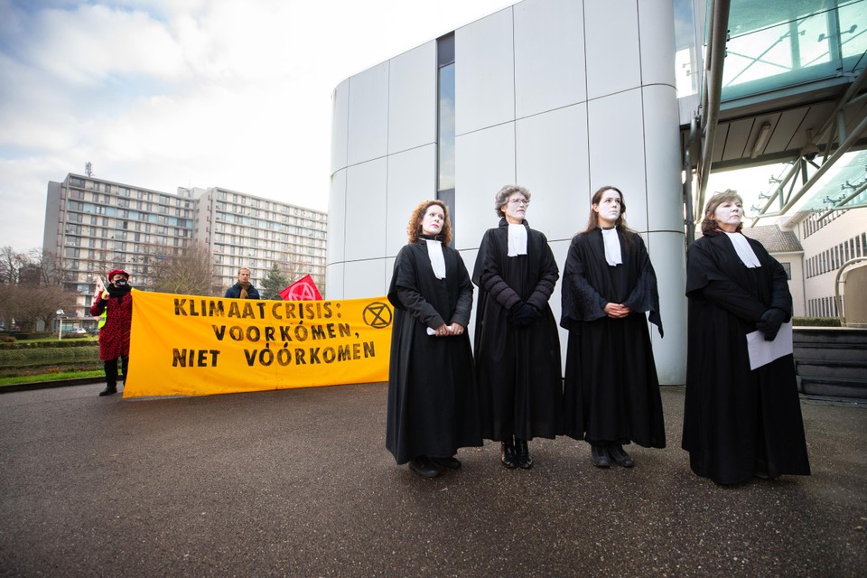 Protest van Extinction Rebellion tijdens de rechtszaak in december in Maastricht.   