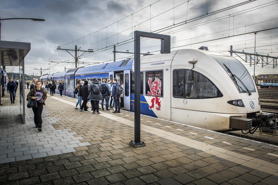 Een Arriva-trein op station Venlo.