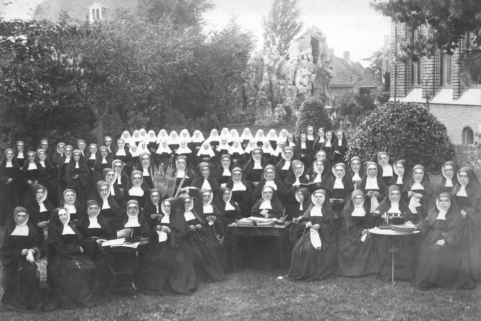 De zusters ursulinen in Venray omstreeks 1885. 