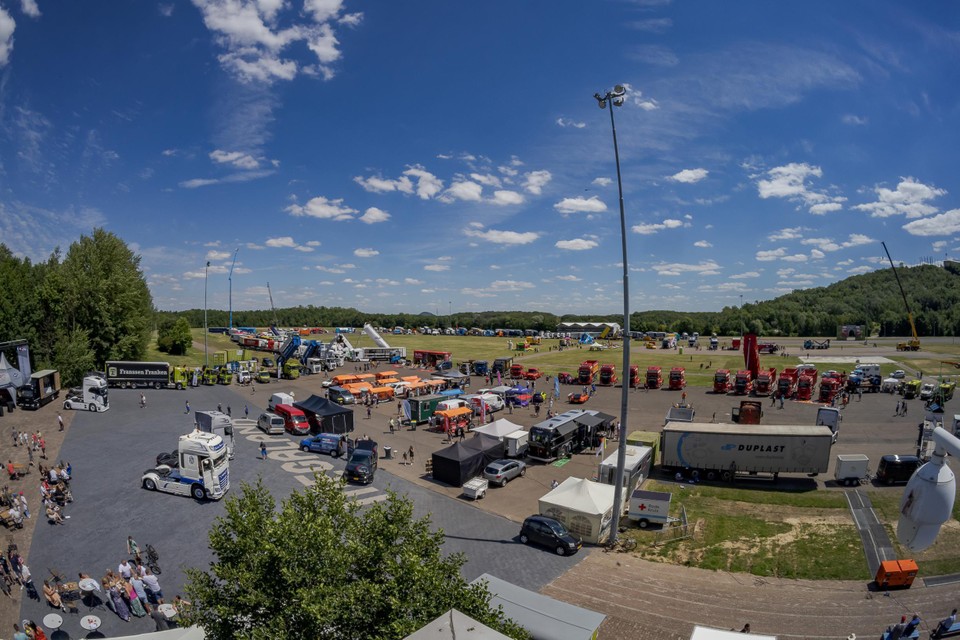 Honderden opgepoetste vrachtwagens staan dit weekend uitgestald over het Megalandterrein. 