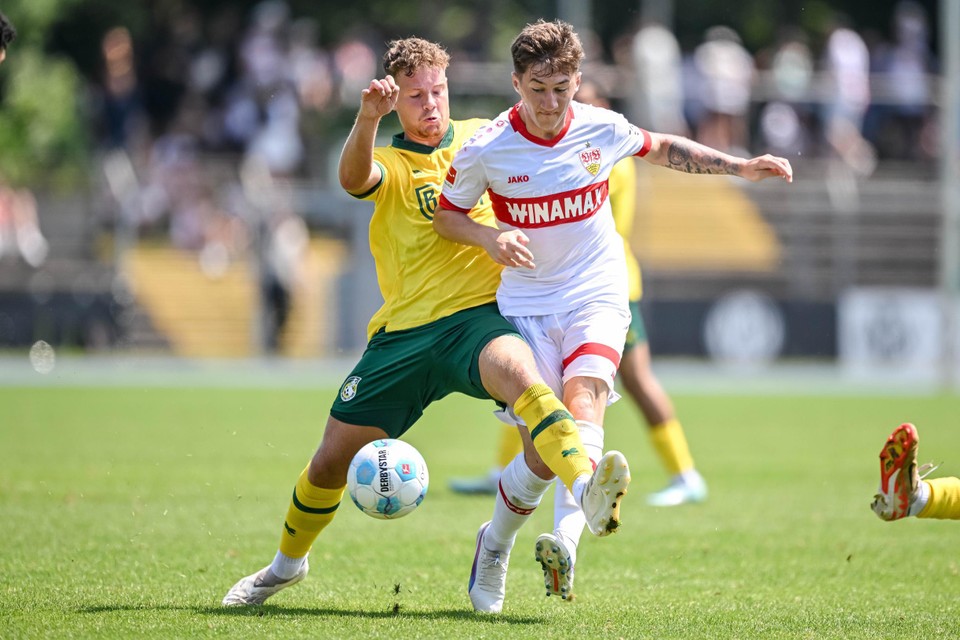 Syb van Ottele vertegenwoordigt Fortuna Sittard in een duel.