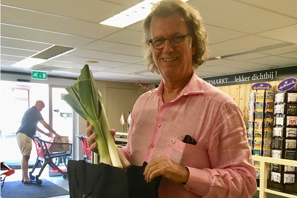 André Rieu aan de kassa. ‘Terug naar het normale leven’, schrijft hij op Facebook. 