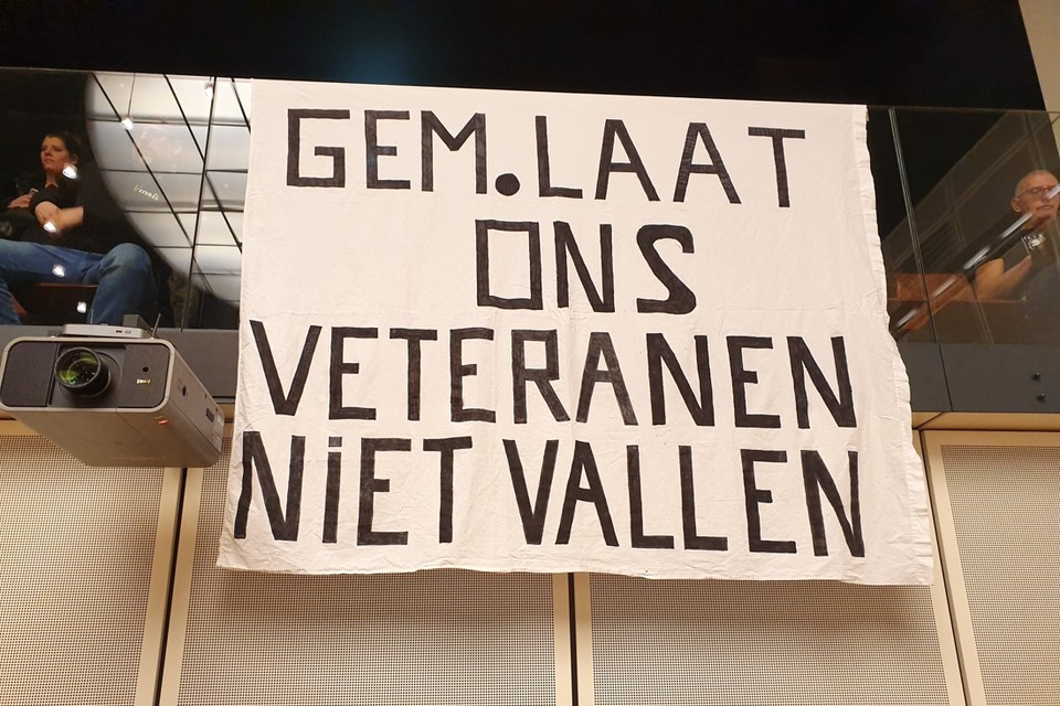 Veteranen en hun aanhang waren op de publieke tribune van het stadhuis aanwezig om te pleiten voor behoud van het Eldershoes in Heerlen. 