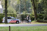 thumbnail: De politie gaat langs de deuren in Baarn op de Hilversumsestraatweg. 