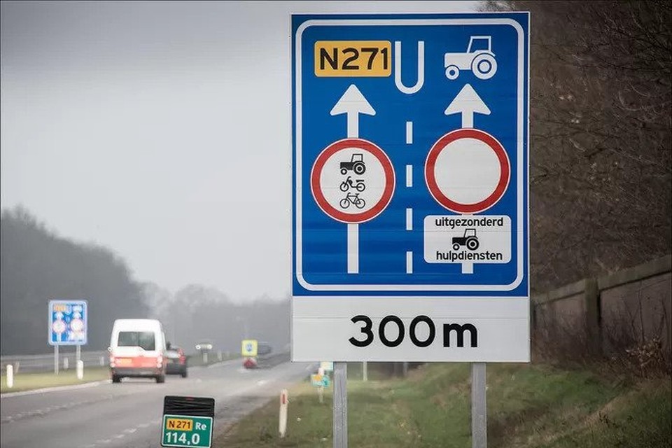 De rijbanen op de N271 zijn gescheiden. 