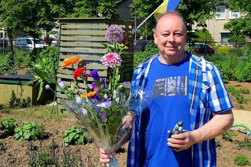 Gerrit Coumans ontving een beeldje en een bos bloemen. 
