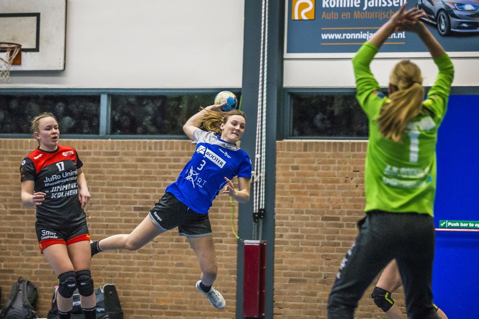 Lianne van Sleeuwen, hier op archiefbeeld, gaat in Zweden handballen. 