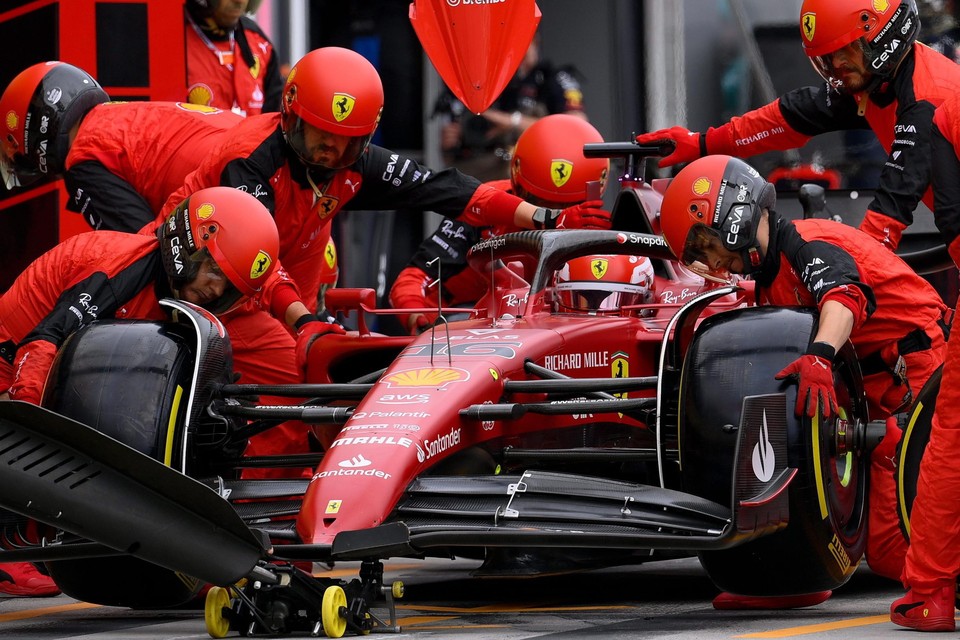 Ferrari blinkt niet uit in pitstops. 
