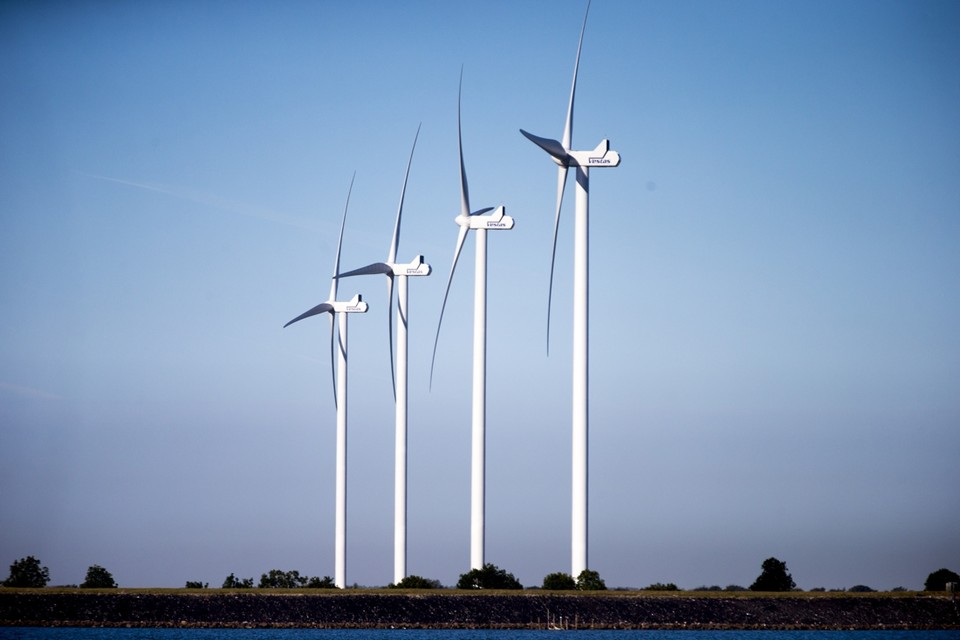 Renewable Energy Factory gaat het plan voor vijf windmolens langs de A67 tijdens vier bijeenkomsten toelichten. 