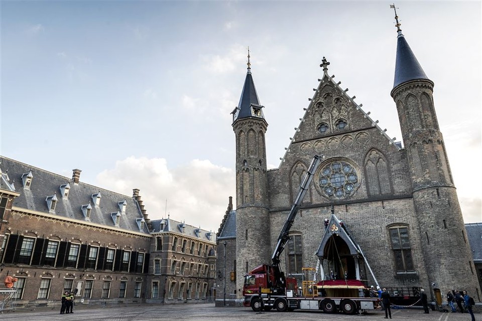 De laatste voorbereidingen vinden plaats bij de Ridderzaal op het Binnenhof voor Prinsjesdag.